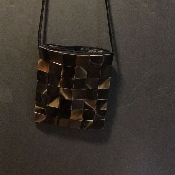Vintage Abalone shell purse by Shiraleah has snags on back front is perfect - Picture 1 of 4